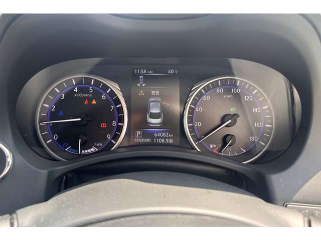 視認性の高い2眼メーターに先進の液晶ディスプレイを組み合わせたスマートなデザイン。アナログ×デジタルの高機能メーターで、走行情報を見やすく表示。視認性も優れています。