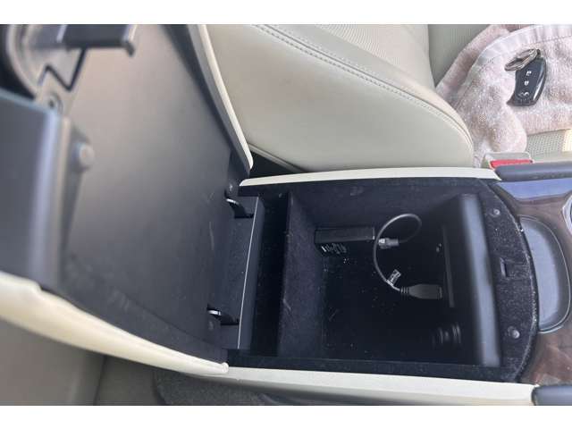 センターアームレストには、日常使いに便利な収納スペースを完備。財布やスマートフォン、充電ケーブル、小物類などをスマートに収納でき、車内をすっきり保つことができます。