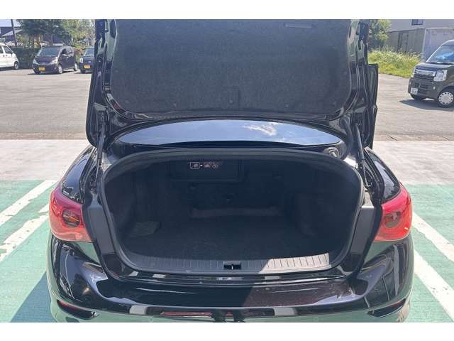 広々としたトランクスペースで、大きな荷物も楽々収納可能。