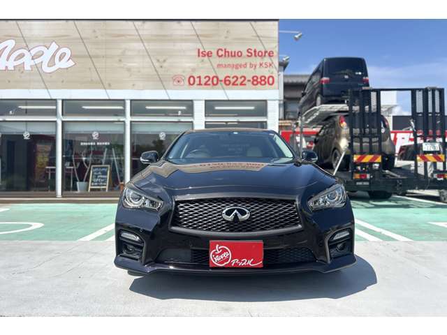 シャープなヘッドライトとグリルが印象的なフロントデザイン。LEDヘッドライト搭載で夜間の視認性も優れています。