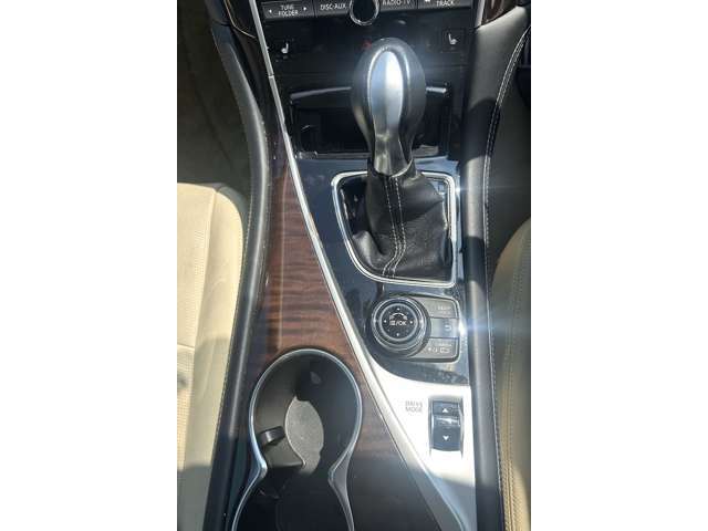 シフトまわりにはドライブモードセレクターやエコ・スポーツ切替スイッチも備え、走行シーンに応じた多彩なドライビングが楽しめます。乗るたびに気分が上がる、そんな“運転席中心”のコクピット設計です。