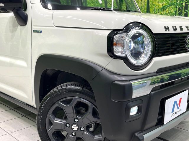 【LEDヘッドライト】悪天候や夜間走行時も良好な視界を確保し安心して運転できる高輝度LEDヘッドライトを装備！点灯速度が早く、消費電力も抑えられています。