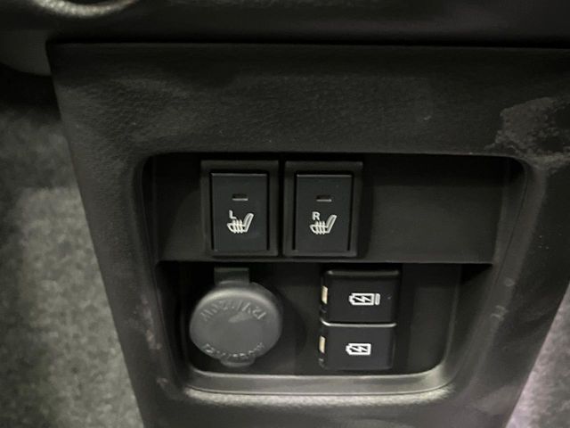 【シートヒーター】寒い日に重宝するシートヒーター！エアコンより早く温まってくれるので寒がりの人も安心ですね♪エアコンの温風は乾燥するから苦手、という方にもをおすすめです。