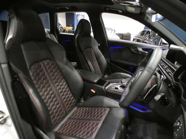 クレッシェンドレッドステッチ入りブラックファインナッパレザーSスポーツシートを採用！マッサージ機能、メモリー付きパワーシート、全席ヒーター、ランバーサポートも装備！快適にスポーツ走行を楽しめます！