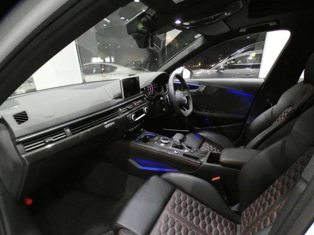 ブラックを基調とした車内にカーボンツイルデコラティブパネルを組み合わせた上質且つレーシーな雰囲気を演出したインテリアです！RS専用装備も多数装備しております！！