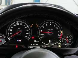 メーターパネル/レーシーなアナログメーターが心をくすぐります！最大許容回転数は7,500rpm！ツインターボながら伸びのある加速とサウンドを堪能できますよ！