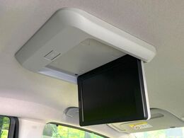 【フリップダウンモニター】大画面モニターで後席でもエンタメをお楽しみいただけます。小さなお子様にも大人気の装備です♪