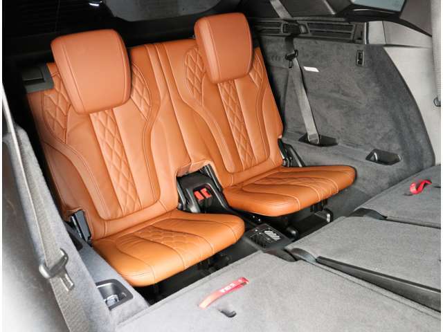 プレミアムセレクション2年保証のお車は2年延長保証にご加入頂けます。プレミアムセレクション2年保証からさら最大2年間、合計4年間の保証をお受け頂けます。対象箇所の不具合は無償修理をご提供致します。