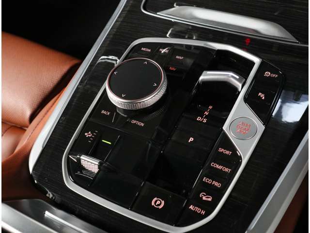 在庫車両はストックヤードにも保管中ですので、ご来店の際には事前にご連絡をいただけますとスムーズにご案内が可能です。また、在庫確認の上、ご来店くださいませ。ご試乗はご契約時の最終確認のみ承っております。