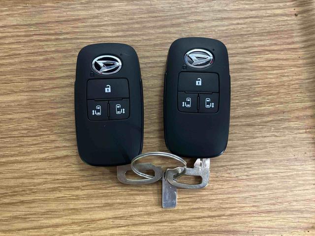 【スマートキー】　スマートキーを携帯していれば、ドアハンドルのボタンを押してロックの解除ができ、パワースライドドアもワンタッチで開閉できます