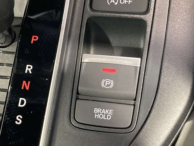 【電動パーキングブレーキ＆ブレーキホールド】 スイッチを入れると、信号待ち等で停車時、ブレーキを離しても自動でブレーキが効いた状態になり、指先の簡単操作でパーキングブレーキの作動や解除が可能です！！！