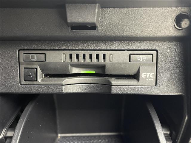 【ETC】有料道路を利用する際に料金所で停止することなく通過できる、ETC車載器（ノンストップ自動料金収受システム機器）が装備されています。セットアップを行うことで利用可能になります。