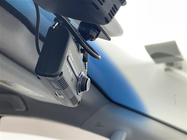 【ETC】有料道路を利用する際に料金所で停止することなく通過できる、ETC車載器（ノンストップ自動料金収受システム機器）が装備されています。セットアップを行うことで利用可能になります。