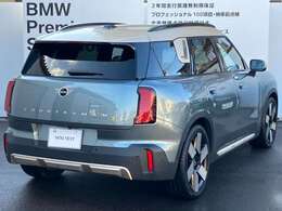 ★ワイド・トレッド、ロング・ホイールベース、ショート・オーバーハング、低重心。ボディの四隅にホイールを配置したMINIは、生粋のアスリートです。