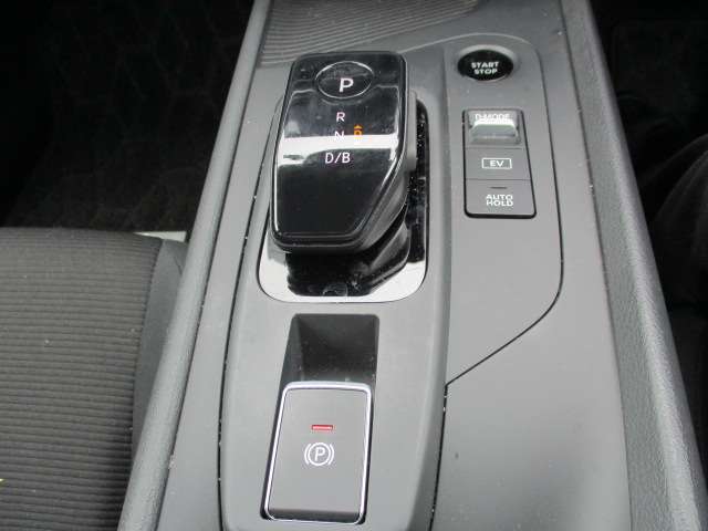シフト廻り　ドライブモード切り替え、オートホールド機能スイッチに電磁式パーキングブレーキ