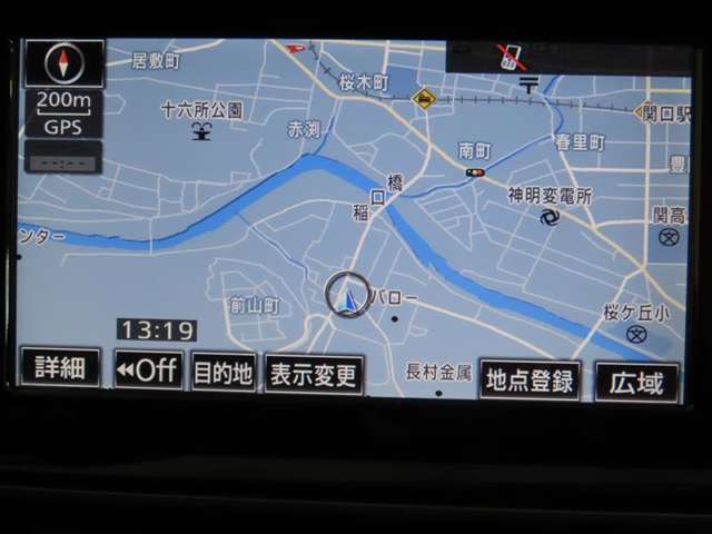 純正ナビを装備。タッチパネル式で使いやすく、お出かけもラクラクです。
