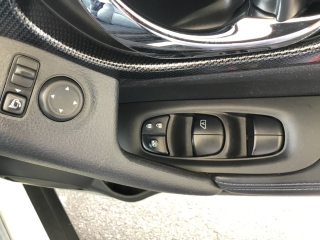 電動格納式リモコンドアミラーと、パワーウィンドウマスタースイッチ等は運転席ドアにあります。