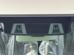 【スズキ　セーフティサポート】走行中に前方の車両等を認識し、衝突しそうな時は警報とブレーキで衝突回避と被害軽減をアシスト。より安全にドライブをお楽しみいただけます。