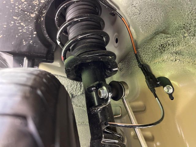 お車を安心してお乗りいただく為には、足回りの定期点検が欠かせません。サービスサポート（有償保証）では無料点検もご提供しており、安心のカーライフをお過ごしいただけるサポート体制が整っています。