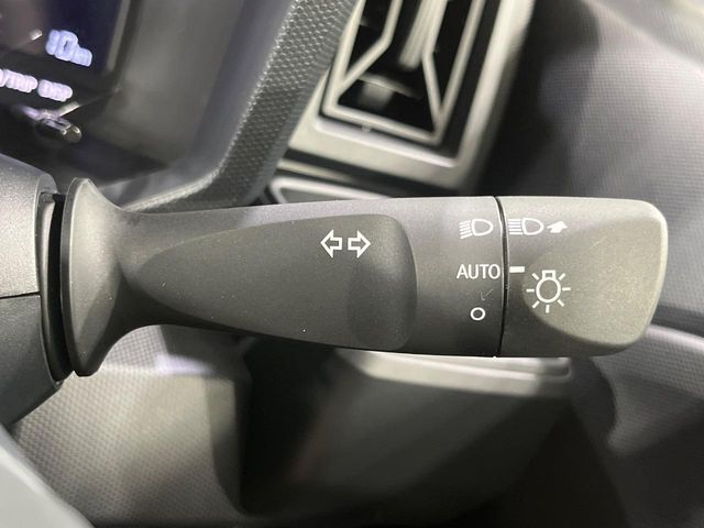 【オートライト】周りの明るさに応じて自動でヘッドライトの点灯・消灯ができる機能です！ライトの付け忘れ・消し忘れなどが無くなり、雨の日や夕方の走行も安心！トンネル通過時も便利ですね♪