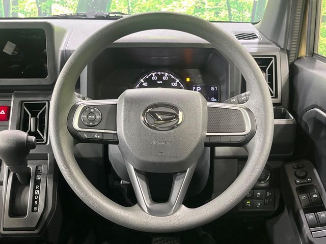 インテリアに合わせたデザインのステアリングは、運転される方のことも考え、運転しやすい形状、大きさです。是非一度、実際に触ってお確かめください。