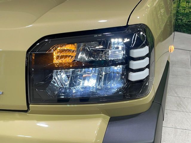 【LEDヘッドライト】悪天候や夜間走行時も良好な視界を確保し安心して運転できる高輝度LEDヘッドライトを装備！点灯速度が早く、消費電力も抑えられています。