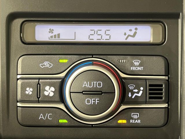 【オートエアコン】一度お好みの温度に設定すれば、車内の温度を検知し風量や温度を自動で調整。暑い…寒い…と何度もスイッチ操作をする必要はありません。快適な車内空間には必須の機能ですね♪