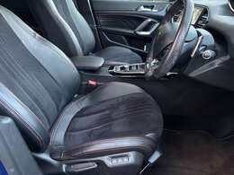 シートは高級感あるハーフレザーシートとなっております！シート自体にも綺麗や破れなども見受けられなくとても綺麗な状態のシートとなっております！運転が楽になる形状です！