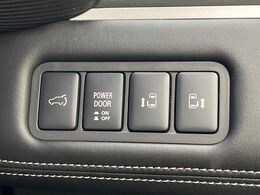 【電動サイドステップ】車高の高いお車でも、これがあれば小さいお子様の乗り降りも楽々♪スライドドアと連動して作動する為、煩わしい操作は不要です！