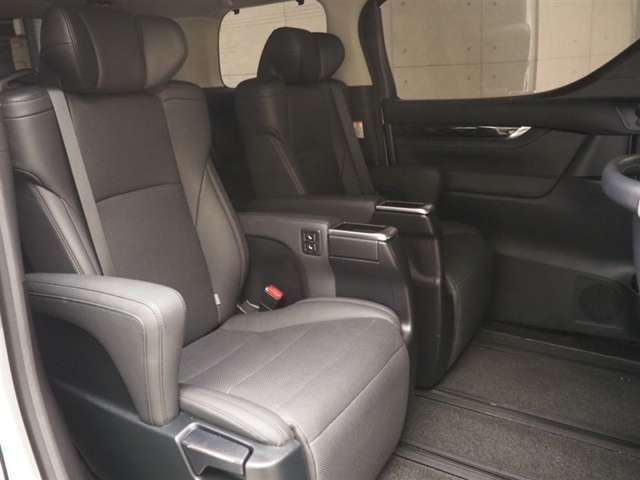 セカンドシートは左右独立のシートで広々とお乗りいただけます。