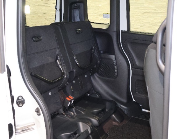 HONDA独自の機構！リアシートはチップアップ（跳ね上げ）することにより背の高い荷物も楽々積み込みすることが可能！！より空間を有効にするためにも大変便利なシートアレンジになります！！