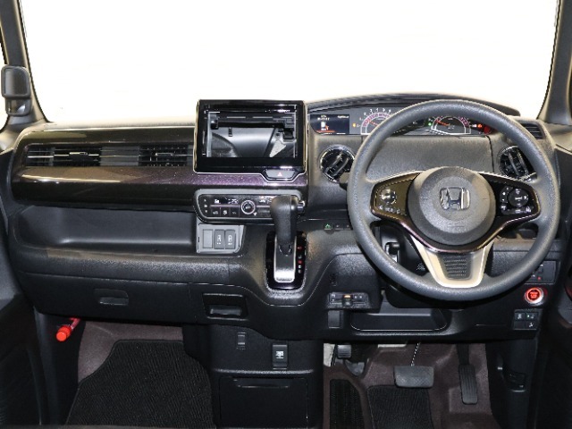 操作性に優れた運転席となります！小物入れや各ボタンの配置にこだわり、使いやすいです！座り心地もよく視認性も良好なのでロングドライブもお任せ下さい！