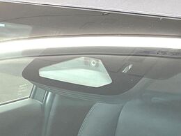 【プリクラッシュセーフティ】前方の車両等を検知し、衝突しそうな時は警報で注意を促し、ブレーキを踏む力をサポート。ブレーキを踏めなかった場合は衝突被害軽減ブレーキが作動、衝突回避をサポートします。