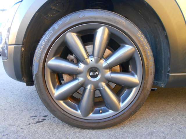 左フロントホイールです。専用デザインの18インチが装着されており、多少の傷はございますが、全体的には悪くない状態です。タイヤの残り溝はほぼないので、ご納車を機にリフレッシュしたほうがよいです！