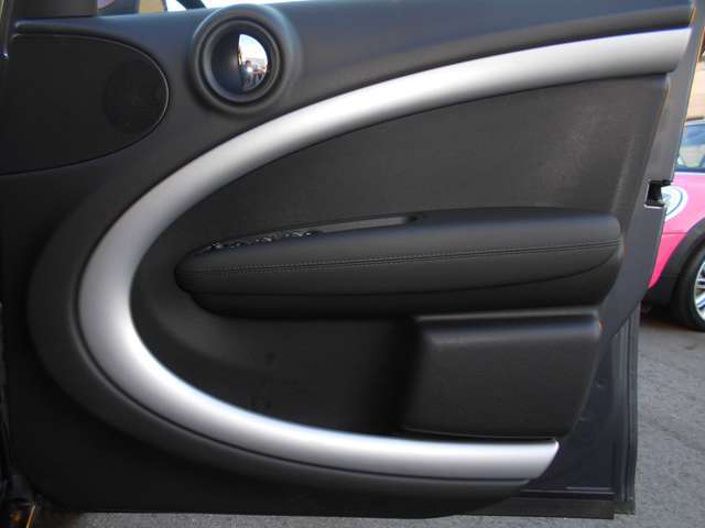 ご納車整備の際は、基本的な消耗品（EGオイル・エレメント、FRワイパー、ACフィルター）は状態問わず新品交換をし、新車から3年以上経過している車輌はバッテリーも状態問わず新品交換いたします！