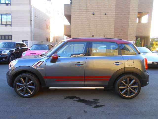 当店でショールームに隣接した場所に中部運輸局認証の自社整備工場を持ち、輸入車の整備には欠かせないコンピューターテスターも完備しております！2017年末にリニューアルし、最新鋭の装備が整っております。