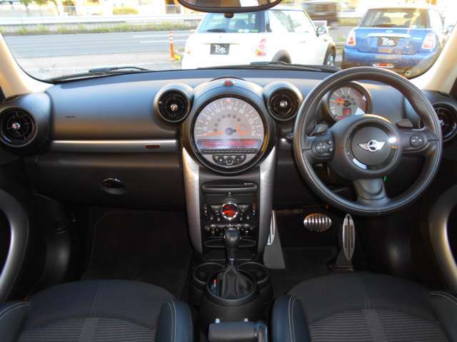 後部座席から見たインテリアです。上質なハーフレザーシートが備わっており、センターパネルやコックピット部など、専用デザインになっております。ワンオーナーの禁煙車として使用されており、嫌な臭いはないです！