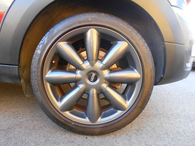 左リアホイールです。メーカー出身の専門知識を持ったスタッフが常駐しており、交換が必要な部位を細かく見極め、お客様へのご負担がなるべく少なくなるような整備方法を提案させて頂いております！