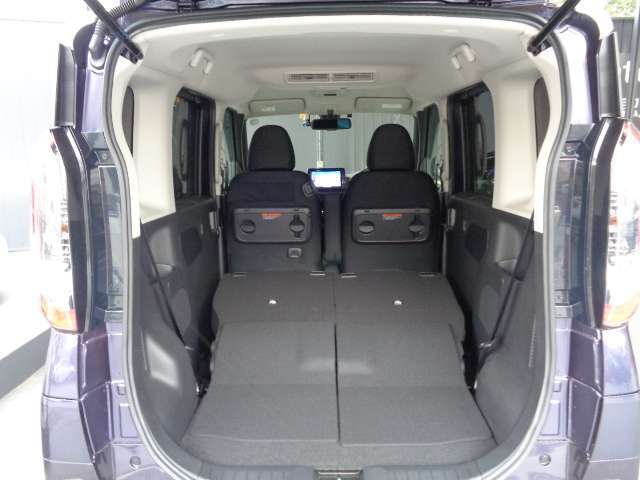 シートをすべて倒すとこんなに広々。たくさん荷物を積めます。これだけのスペースであればかなりの荷物が載せられます☆