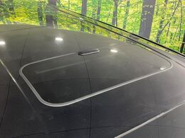 【サンルーフ】開放感たっぷりの希少装備、サンルーフが装着されています！車内に明かりを取り入れたり景色を楽しむ以外にも、車内の空気も簡単に換気できて快適です！