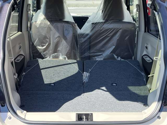 後部座席を倒していただければ、よりたくさんのお荷物も積みこむことも可能です。