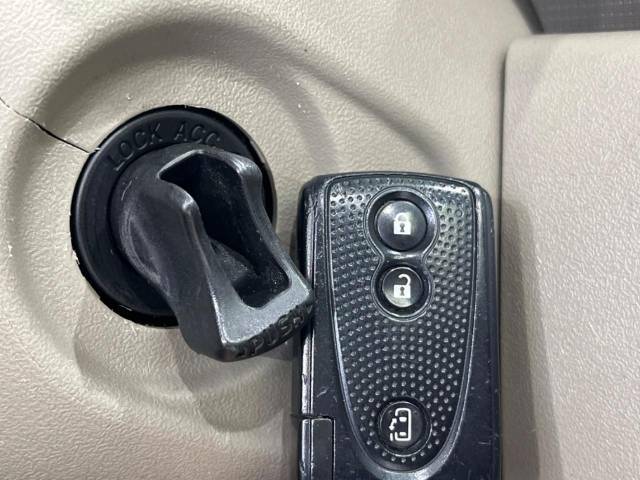 【キーフリーシステム】カバンやポケットに入れたままでもドアの施錠・解錠が可能なスマートキーを装備。エンジンのオン・オフ時もカギを取り出す必要が無いからとっても便利です♪