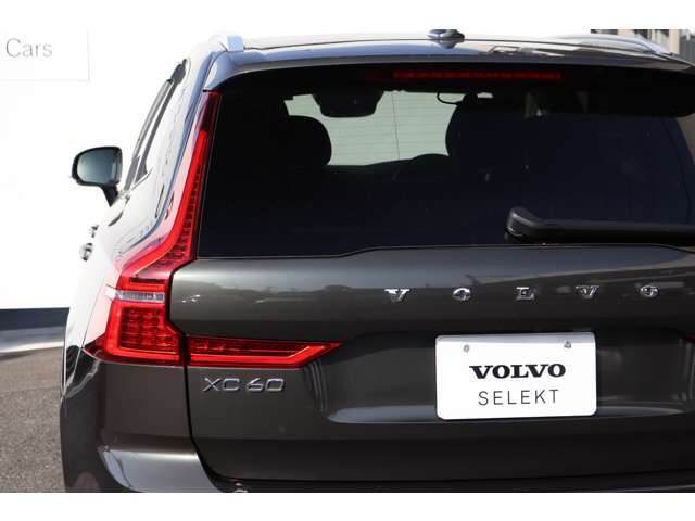 ボルボXC60　現行モデル　B5モメンタム　純正グリル　美品　傷無し ボルボ XC60 ウルトラB5 新型試乗】大胆緻密なマイチェンが証明