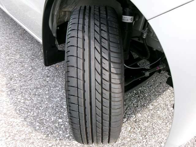 タイヤ溝も十分にありますので安心してご利用いただけます。　残り溝はフロント・リヤ共に5mmでございます。