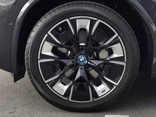 BMW純正20インチホイール。洗練されたデザインで、足元の個性を引き立てます。