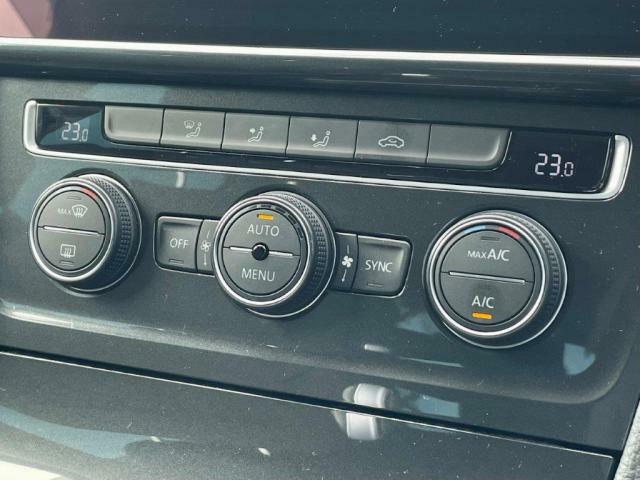 運転席と助手席、別々に温度調整か出来る操作ダイヤル付き2ゾーンフルオートエアコンです