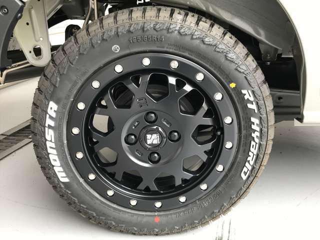 ドキ商会製35mmリフトUPキットを装着してリフトアップしています！あわせてXJ04ホイールにMONSTAタイヤを装着してワイルドに！