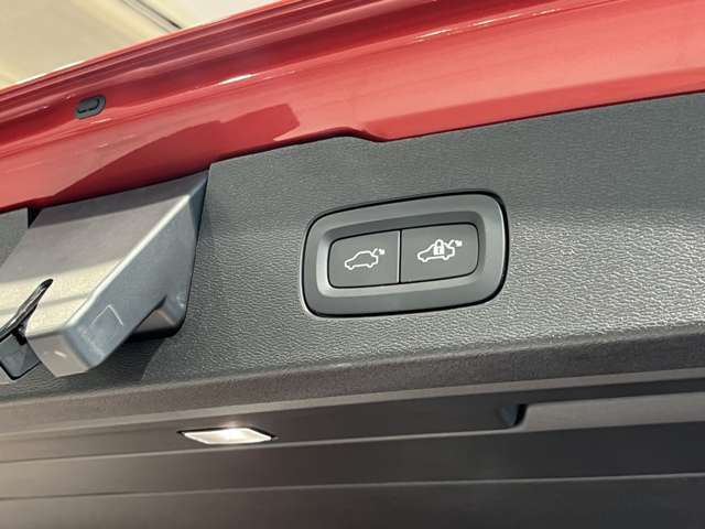 テールゲートには、スイッチ一つで開閉可能な電動開閉機能を装備。また、リアバンパーの下で足を動かすだけで開閉できる、ハンズフリー・オープニング/クロージング機構も搭載しています。