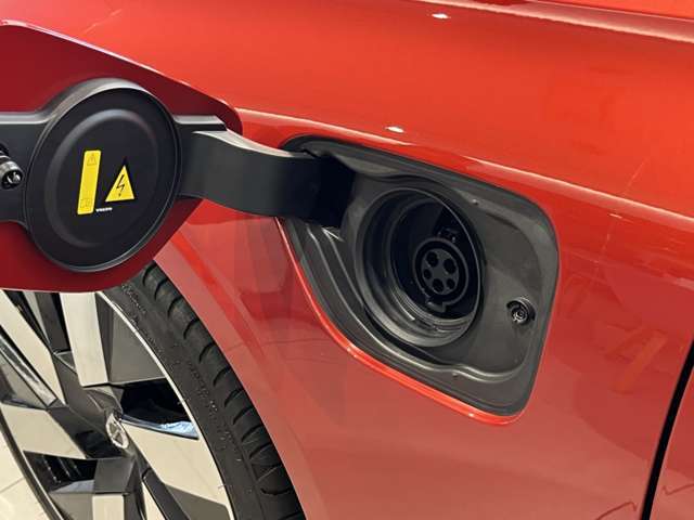 充電口は左のフロントフェンダーに設置。駆動用リチウムイオンバッテリーは、200V 16Aの普通充電で空の状態から4.5～5時間で満充電に至る。