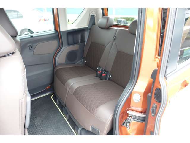 背もたれ調整だけでなく、前後にスライドする後席シート